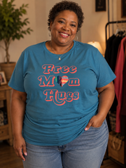 FREE MOM HUGS GRAPHIC TEE
